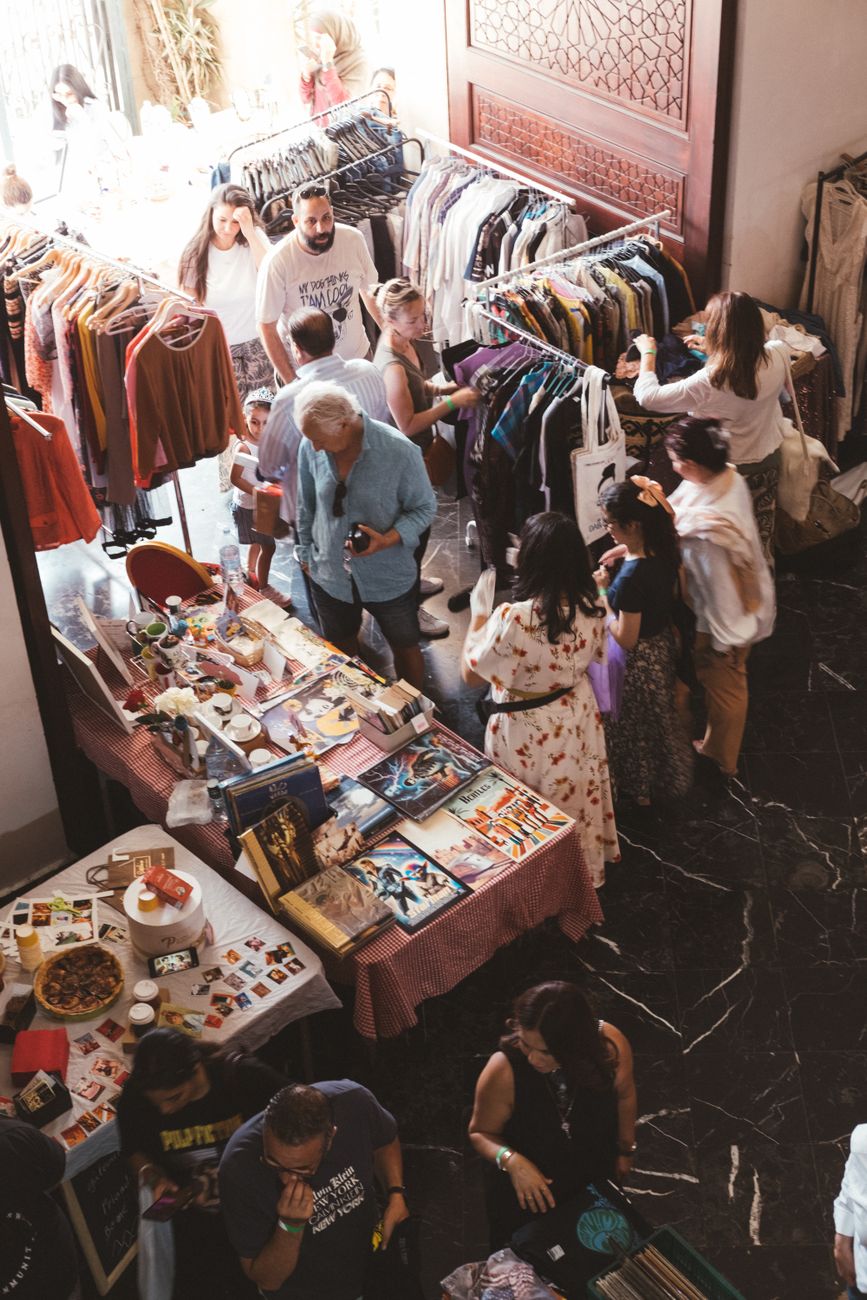 Comerciante atendiendo en su puesto