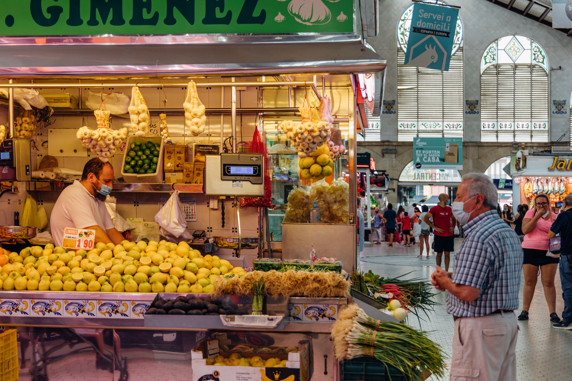 Mercado de plaza animado